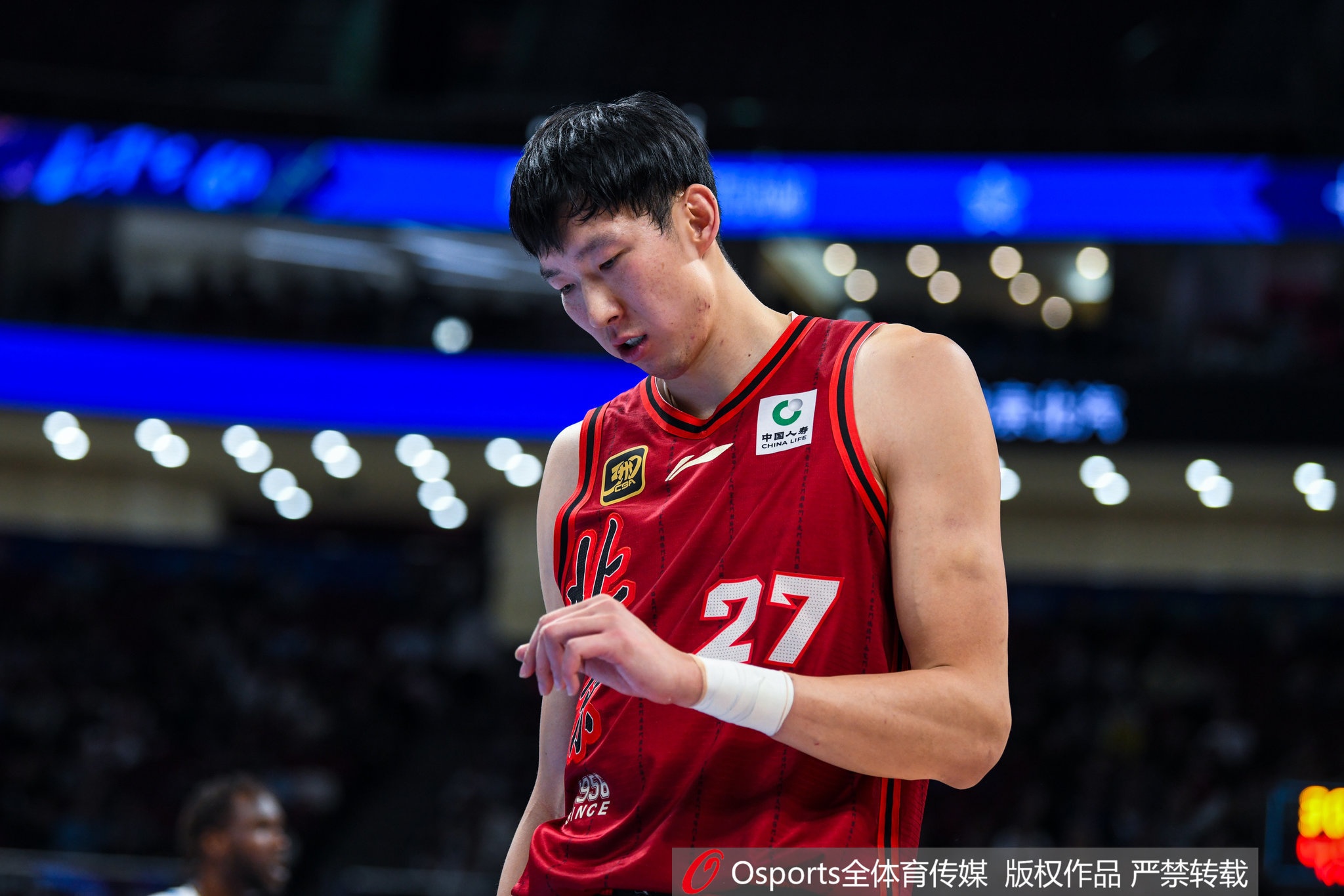 周琦狂轰31分10板难救主 大魔王内线统治力尽显