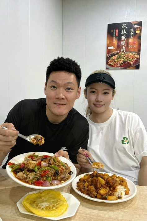 青春作伴爱无悔 张宁妻子甜蜜告白两周年婚庆