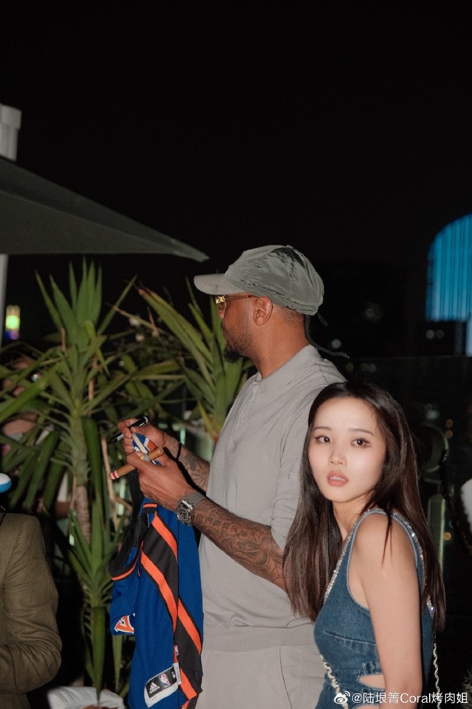 烤肉姐与安东尼同框惊艳全网 这张神级合照背后的摄影师该加鸡腿了