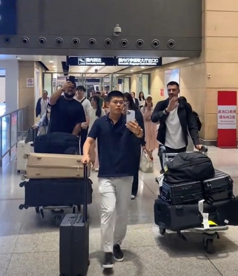 云南玉昆喜迎罗马尼亚铁闸布尔卡 球迷机场沸腾迎接新援