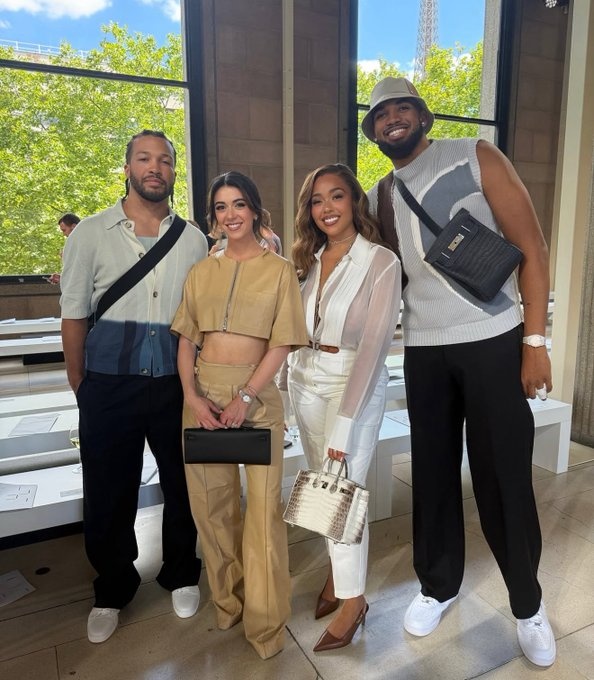 NBA球星唐斯携超模女友伍兹闪耀巴黎时装周 布伦森夫妇同场亮相
