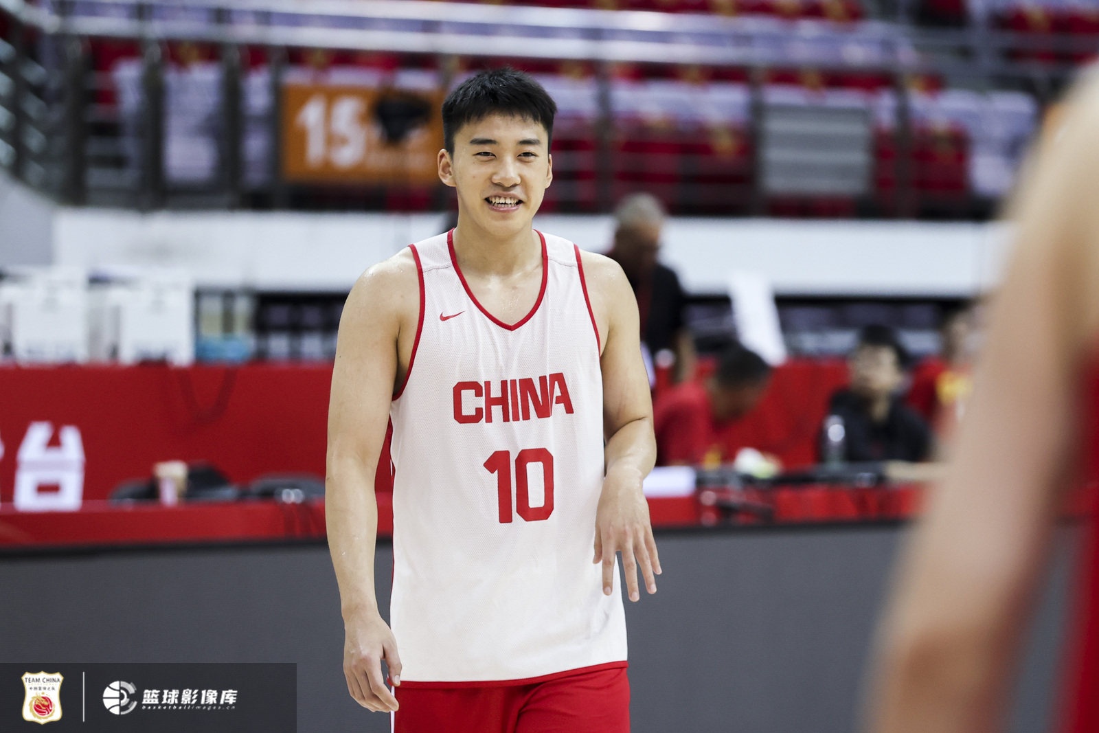 国足半场攻防亮点频现 新星王俊杰惊艳绽放展现无限潜力